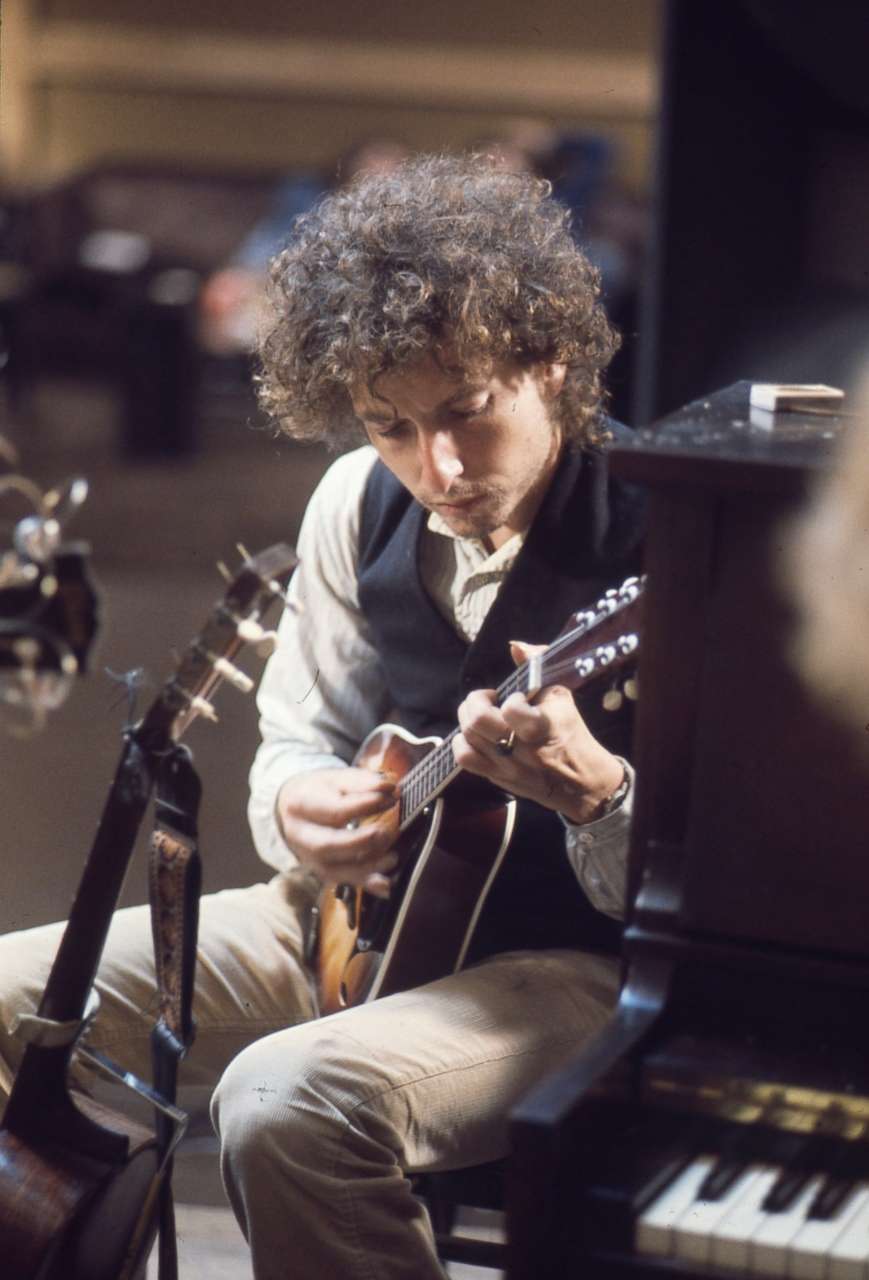 PHOTO: Bob Dylan with a mandolin during the 1974 recording of ‘Blood on the Tracks.’ 