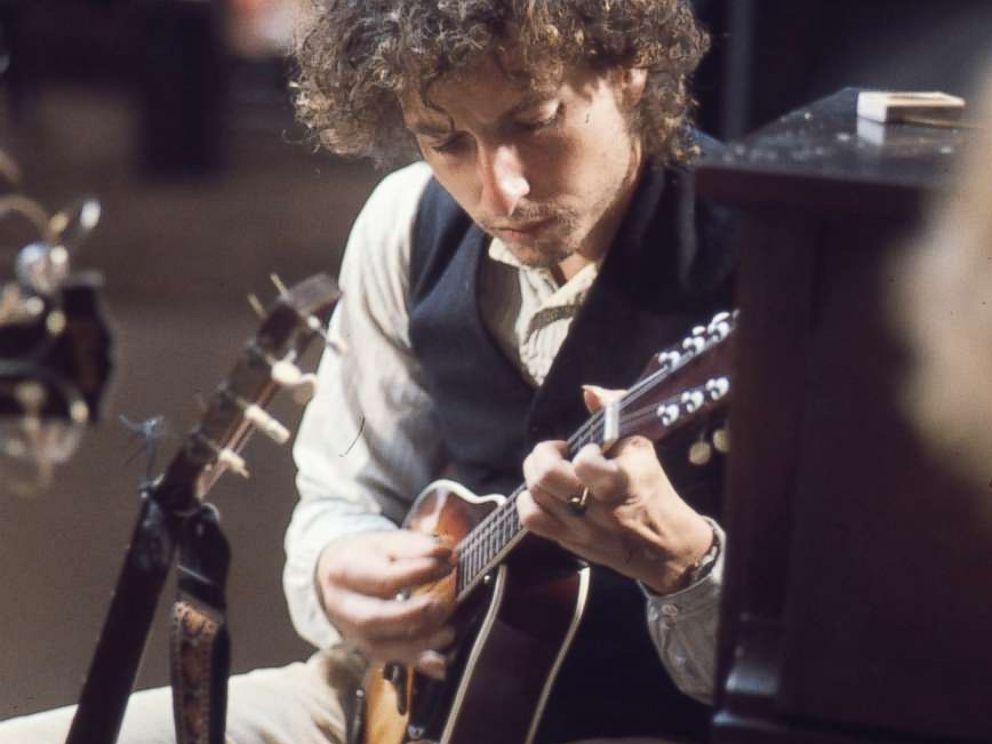 PHOTO: Bob Dylan with a mandolin during the 1974 recording of ‘Blood on the Tracks.’