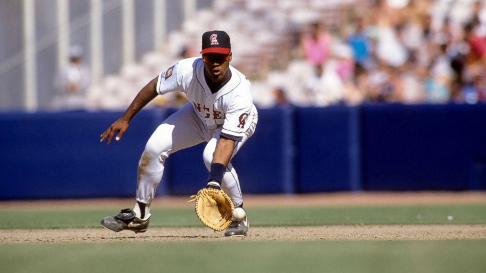 PHOTO: Eduardo Perez of the California Angels fields during the game against the Cleveland Indians at Anaheim Stadium, April 11, 1994, in Anaheim, Calif.