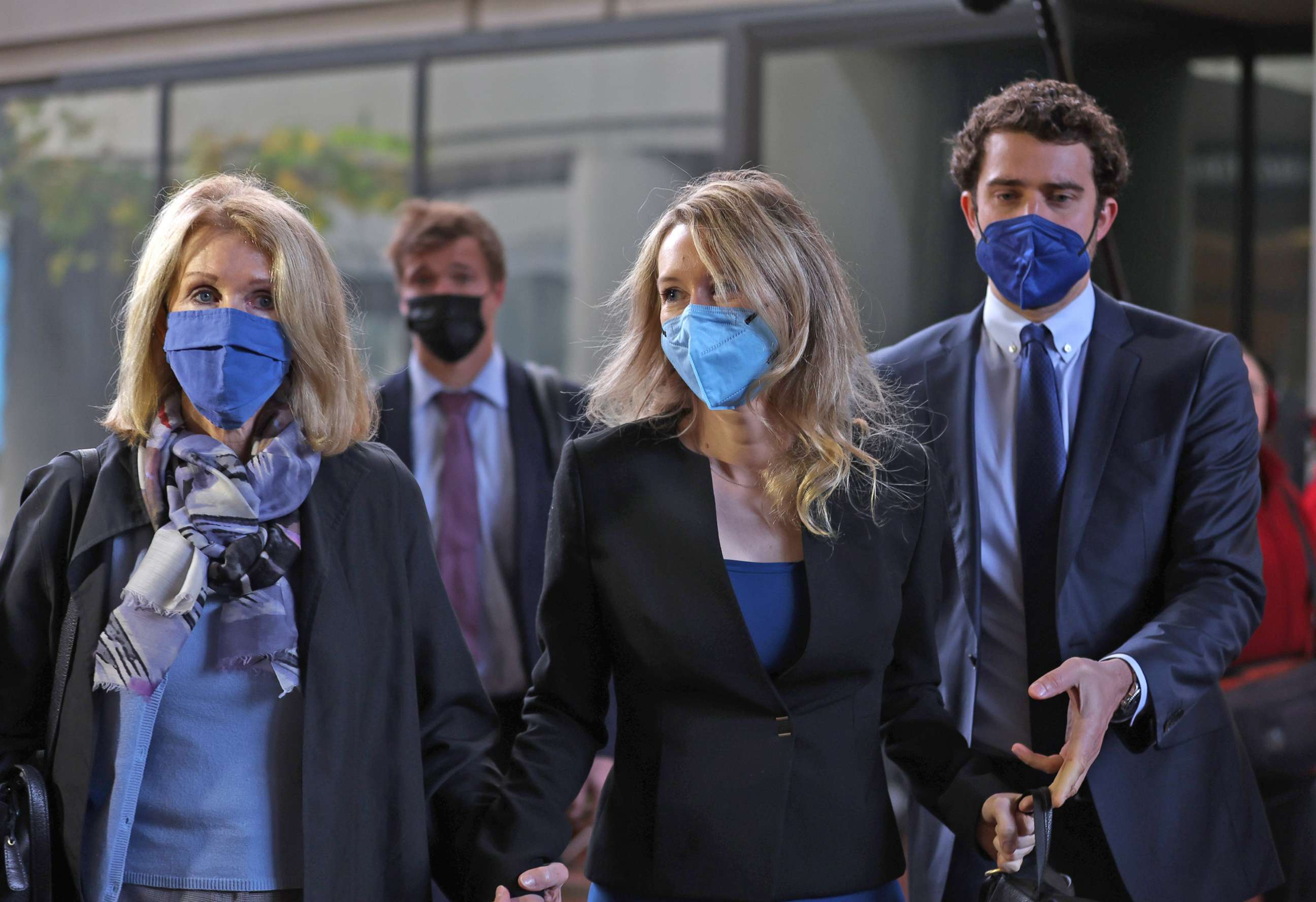 PHOTO: Theranos founder and former CEO Elizabeth Holmes arrives at the Robert F. Peckham Federal Building  with her mother Noel Holmes and her partner Billy Evans (R) on December 16, 2021 in San Jose, Calif.