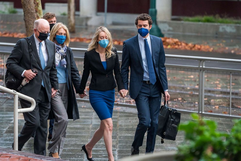 PHOTO: Elizabeth Holmes, center, walks into federal court in San Jose, Calif., Dec. 16, 2021.