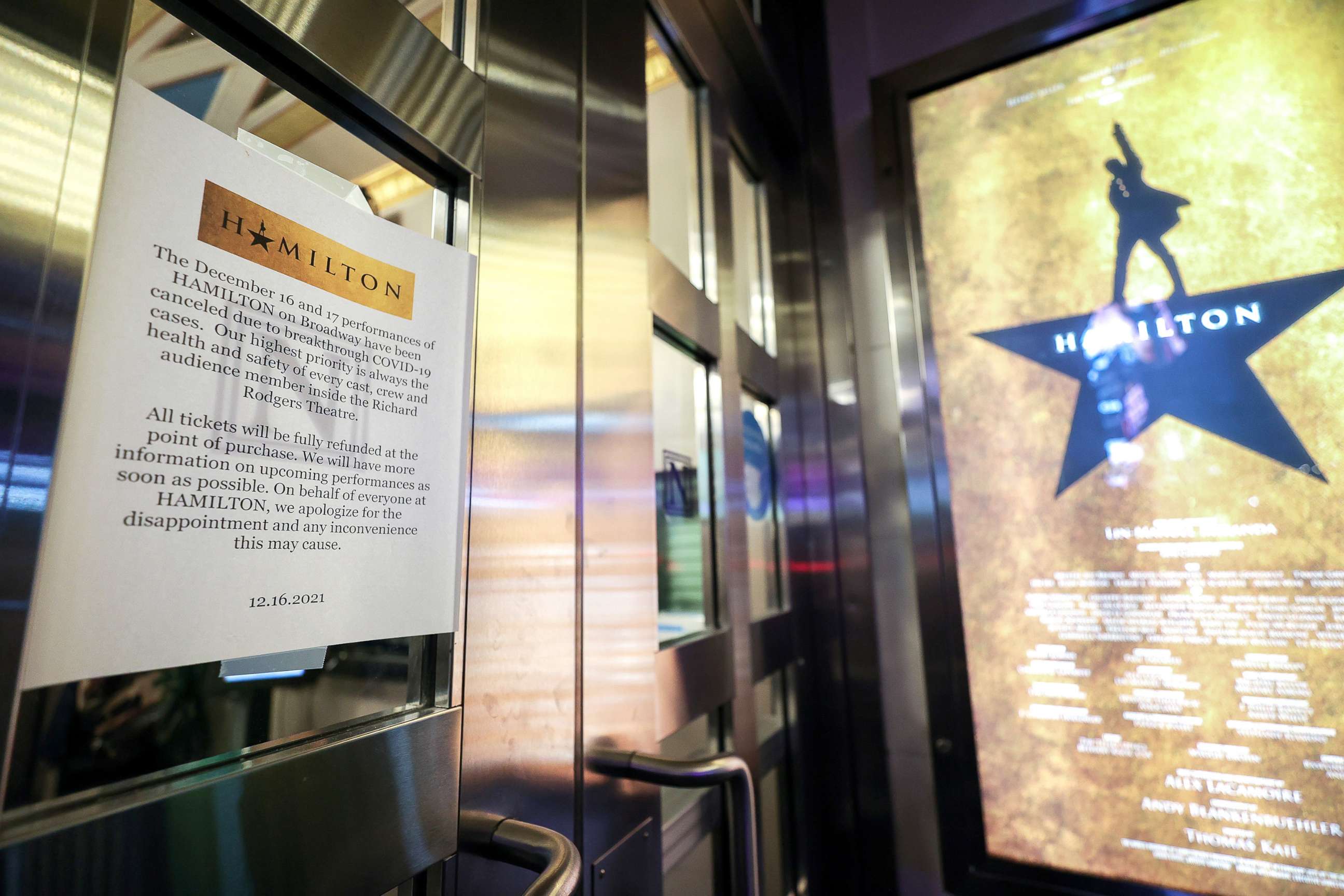 PHOTO: A sign indicating canceled performances hangs at the front entrance of "Hamilton" at the Richard Rodgers Theatre in New York, Dec. 16, 2021.