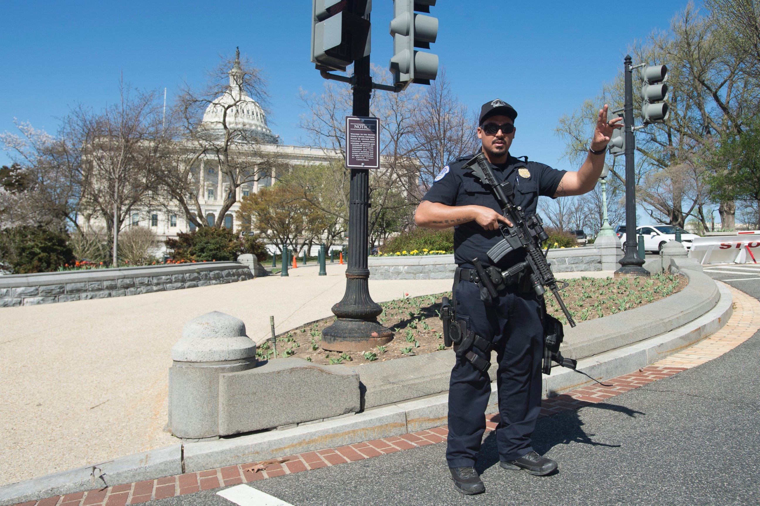 PHOTO: Capitol Police direct pedestrians away in response to a report of shots fired around the U.S. Capitol in Washington D.C., March 28, 2016.