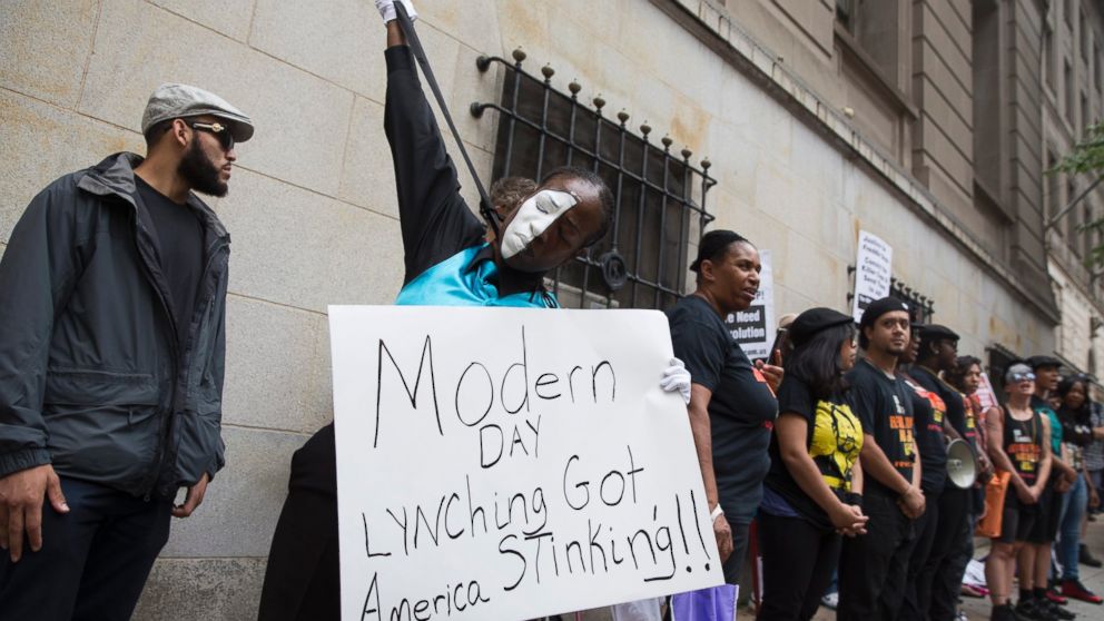 PHOTO: Protesters stand outside the courthouse during the trial of officer Caesar Goodson, one of six Baltimore police officers charged in the death of Freddie Gray, in Baltimore, Maryland, June 23, 2016.