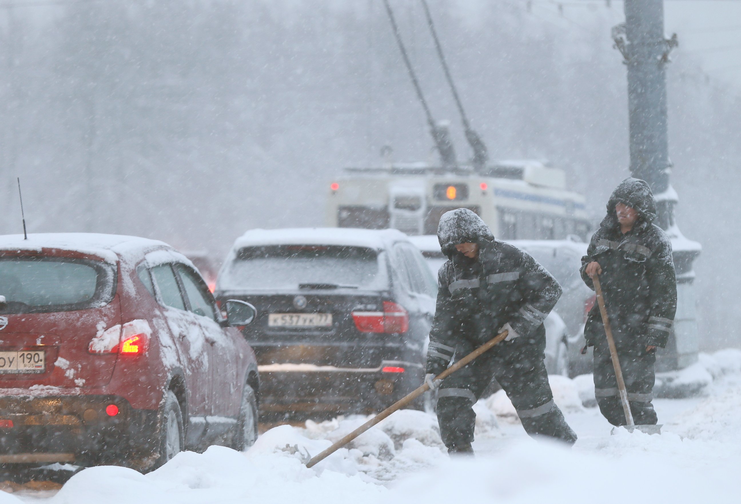PHOTO: Municipal workers clear away snow from the road during heavy snowfall in Moscow, Russia, Feb. 3, 2015.