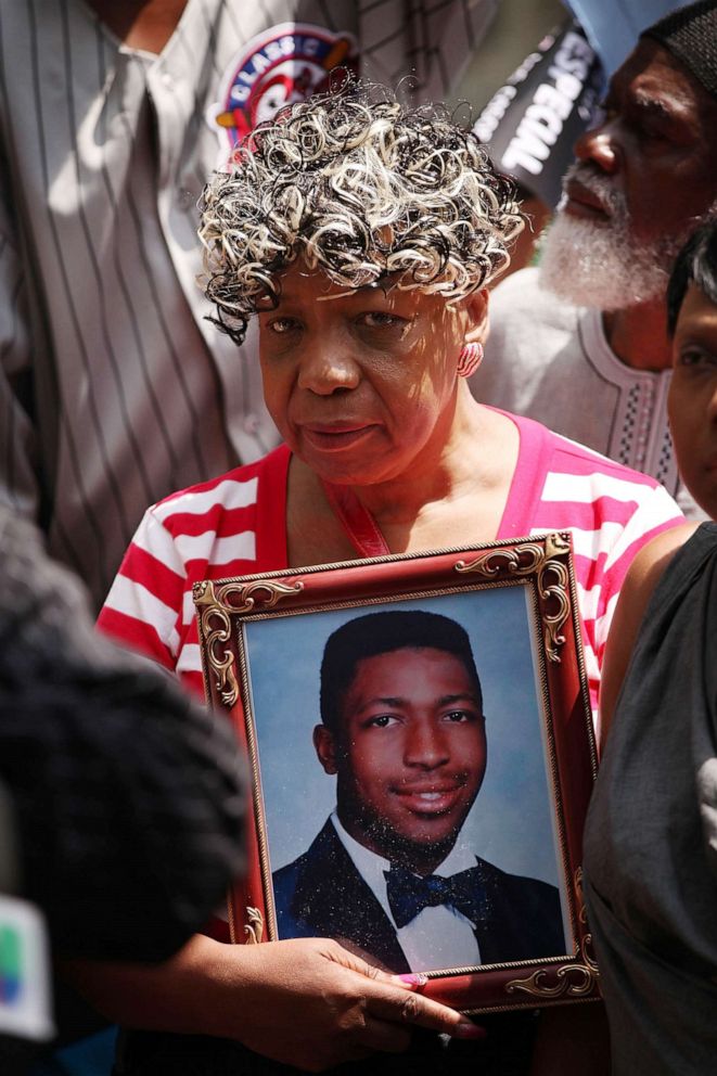 PHOTO: Gwen Carr, the mother of Eric Garner in front of Governor Andrew Cuomo's office in this July 7, 2015 file photo in N.Y.