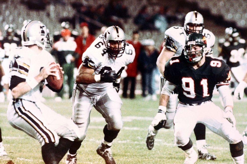 PHOTO: Eric Naposki, 91 of the Barcelona Dragons, moves during play of the Trans-Atlantic World League of American football game, March 24, 1991, in Barcelona.