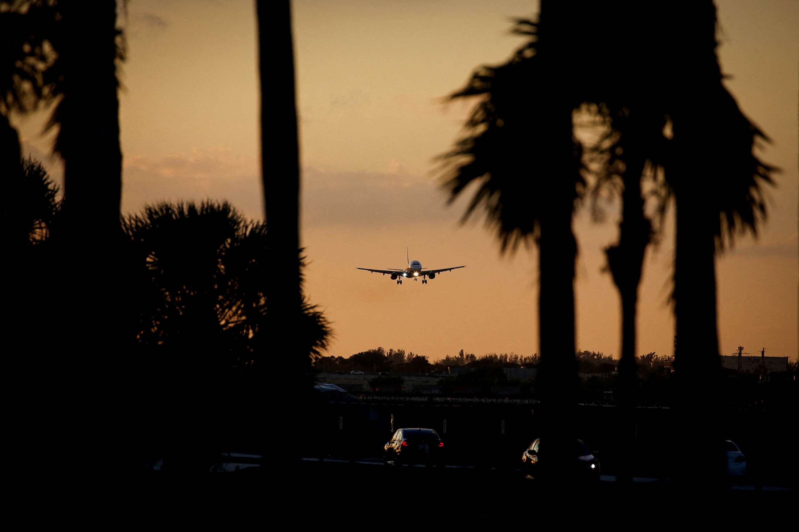 PHOTO: An aircraft approaches to land at Miami International Airport after the Federal Aviation Administration (FAA) said it had slowed the volume of airplane traffic over Florida due to an air traffic computer issue, in Miami, Jan. 2, 2023.