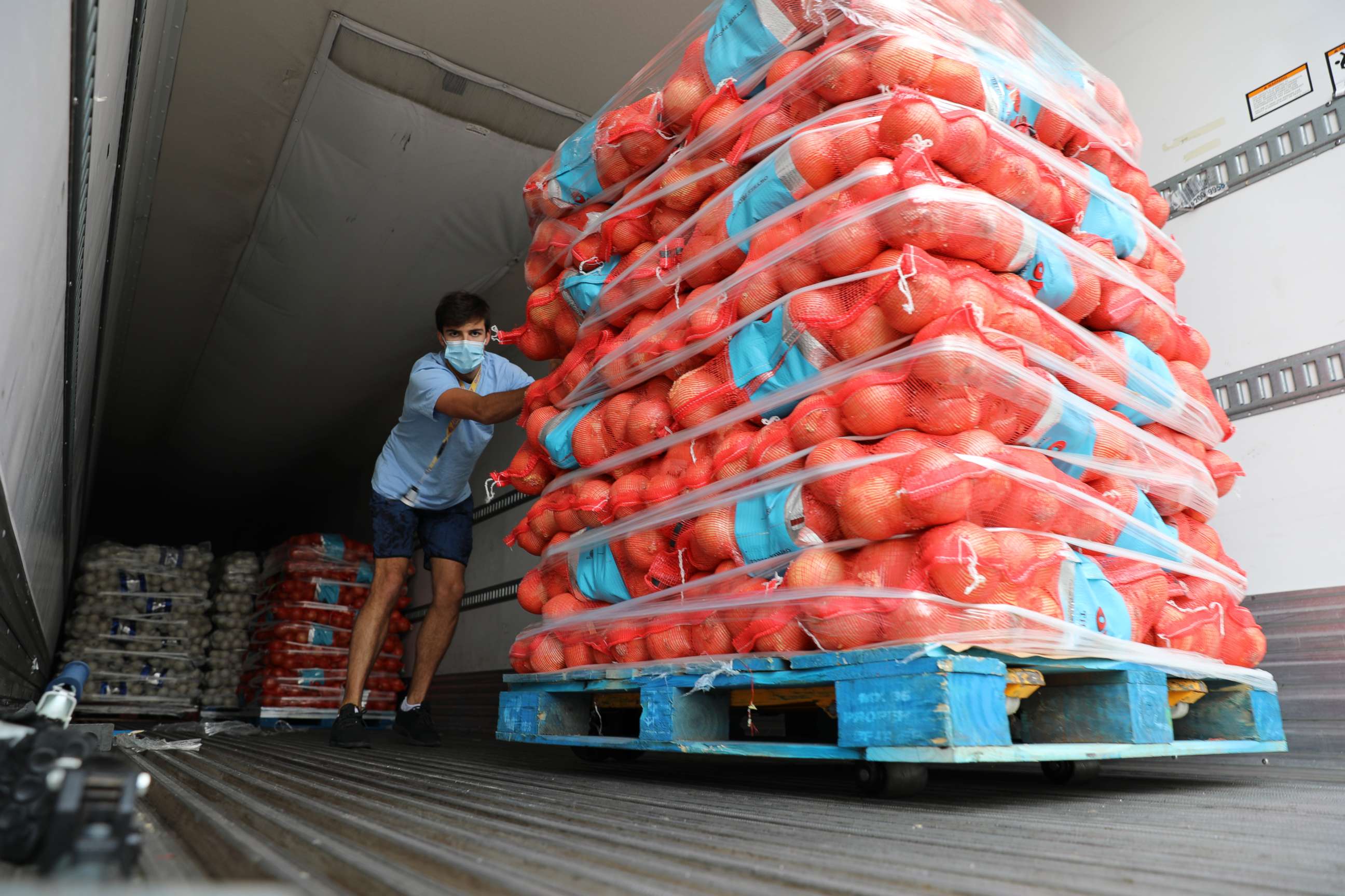 PHOTO: Farmlink volunteers help deliver food picked up from farms to food banks. The group, started by college students, has delivered more than 250,000 pounds of food to food banks in the last three weeks.