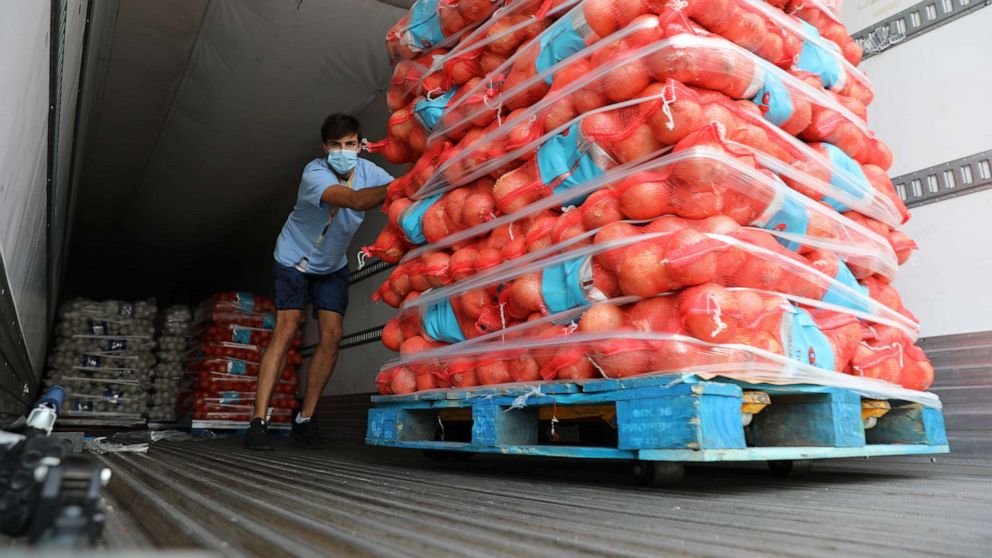 VIDEO: Students start project linking farms to food banks