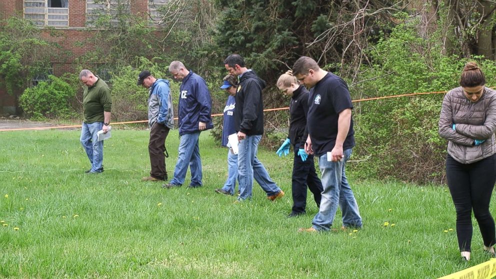 PHOTO: FBI bomb technicians train federal and local law enforcement officers in post-blast bomb investigation techniques
