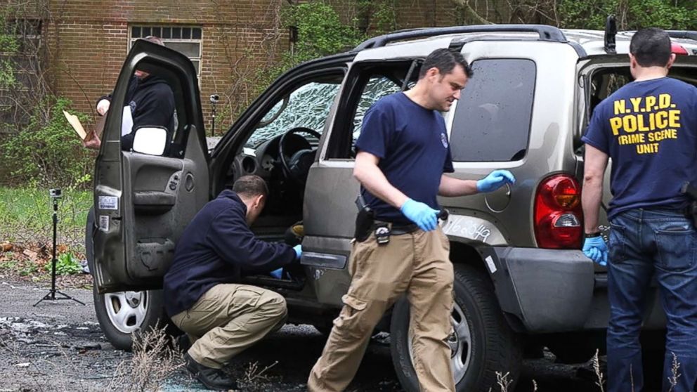 PHOTO: FBI bomb technicians train federal and local law enforcement officers in post-blast bomb investigation techniques