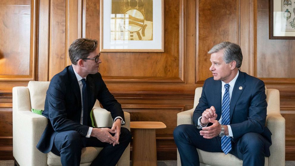 عکس: کن مک کالوم، مدیر کل MI5، در سمت چپ، و رئیس اف بی آی، کریستوفر رای، در مقر MI5 در مرکز لندن، 6 ژوئیه 2022 ملاقات کردند.