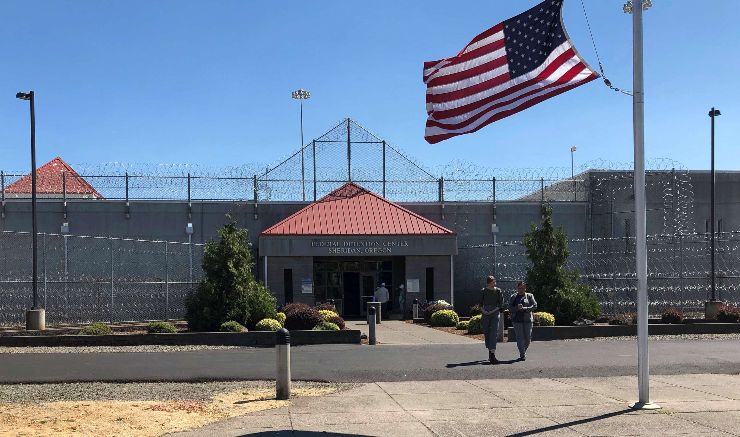 PHOTO: People walk outside the federal prison in Sheridan, Ore., Aug. 29, 2018.