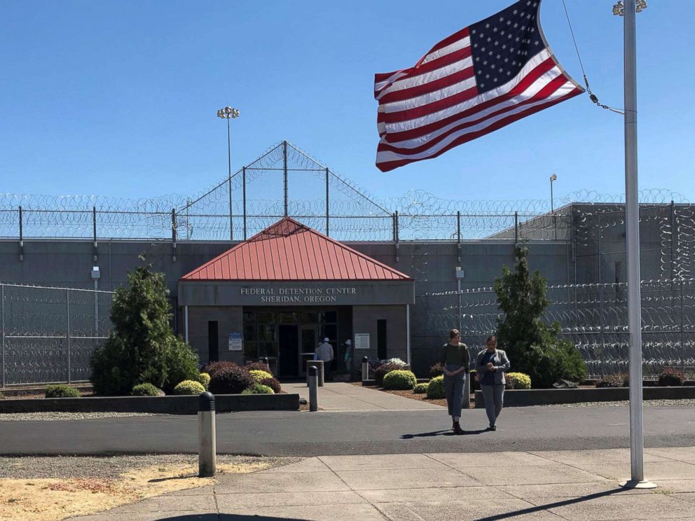 PHOTO: People walk outside the federal prison in Sheridan, Ore., Aug. 29, 2018.