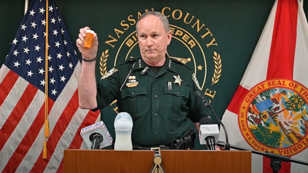 FOTO: O xerife Bill Leeper segura um frasco de comprimidos durante uma coletiva de imprensa sobre a morte de um bebê relacionada ao fentanil, em 12 de julho de 2023, no condado de Nassau, na Flórida.