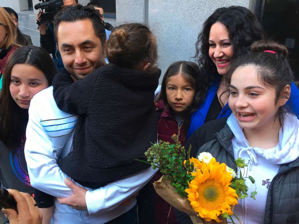 PHOTO: Fernando Carrillo stands with his family and talks with reporters after walking out of a U.S. immigration office, April 2, 2018, in San Francisco.