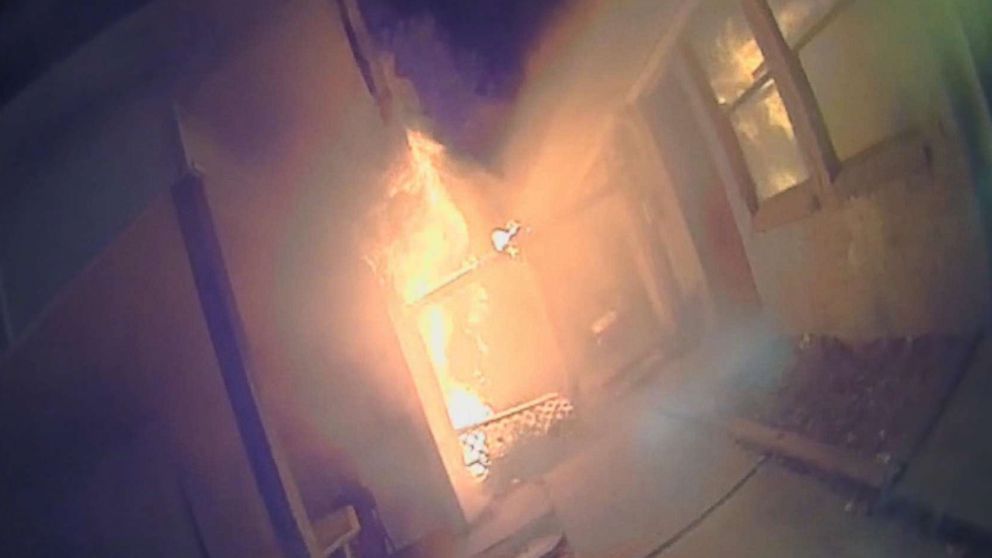 Texas police officer saves 5 children from burning home - ABC News