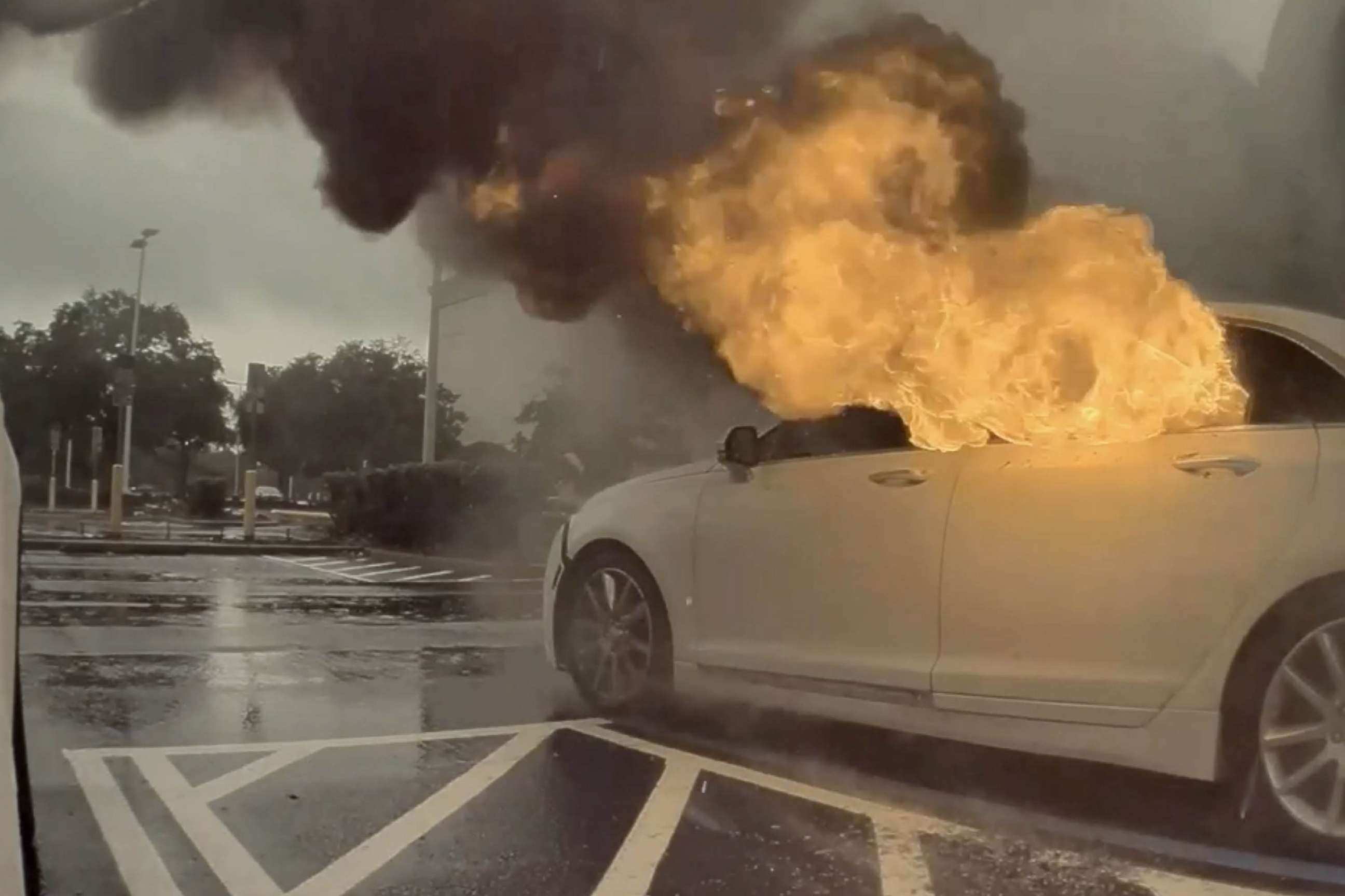 PHOTO: Woman leaves children in car that catches fire while shoplifting