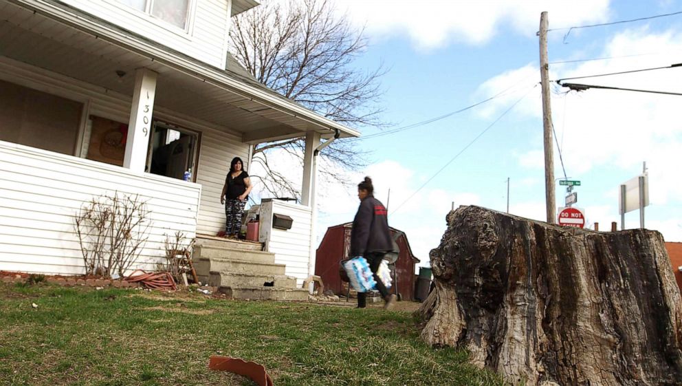 PHOTO: Jamie Marshall brings home cases of water from a church near her family's home in Flint, Mich. 