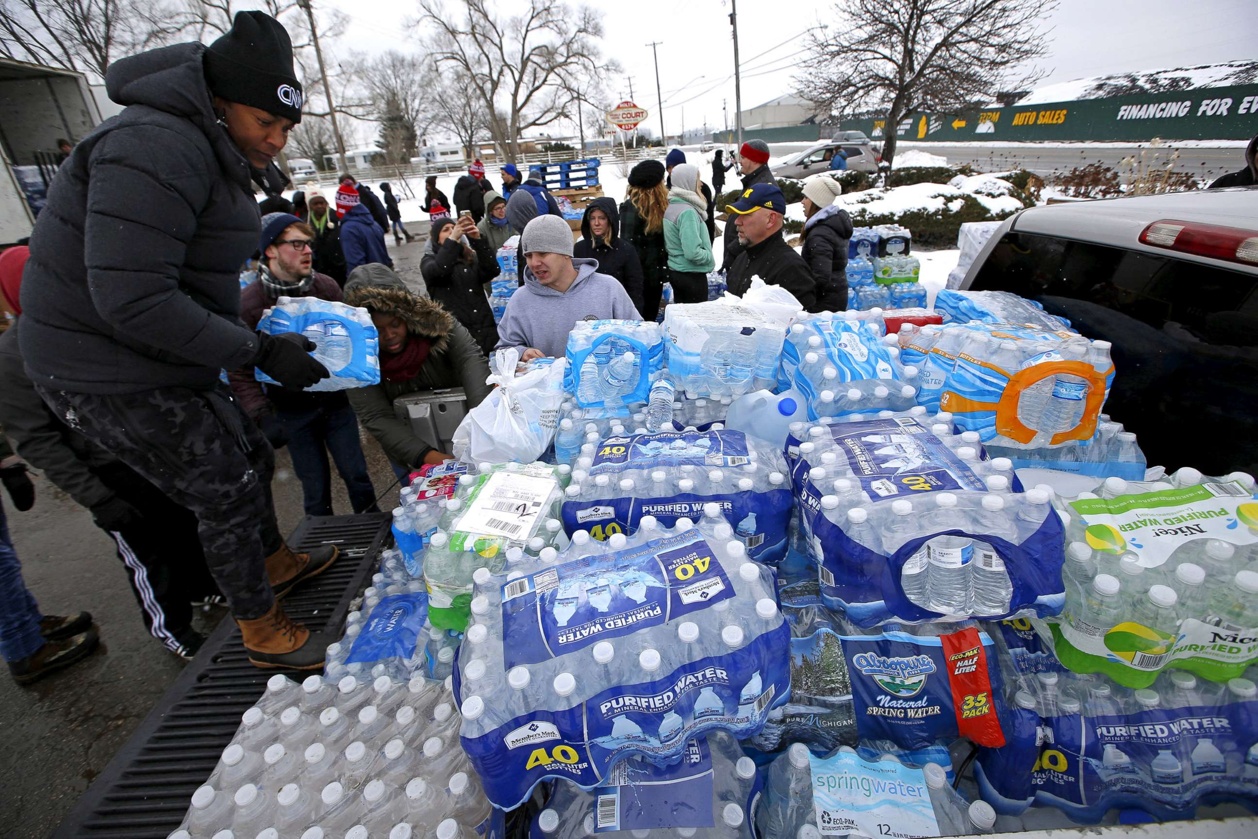 PHOTO: Volunteers distribute bottled water to help combat the effects of the crisis when the city's drinking water became contaminated with dangerously high levels of lead in Flint, Michigan, March 5, 2016.   