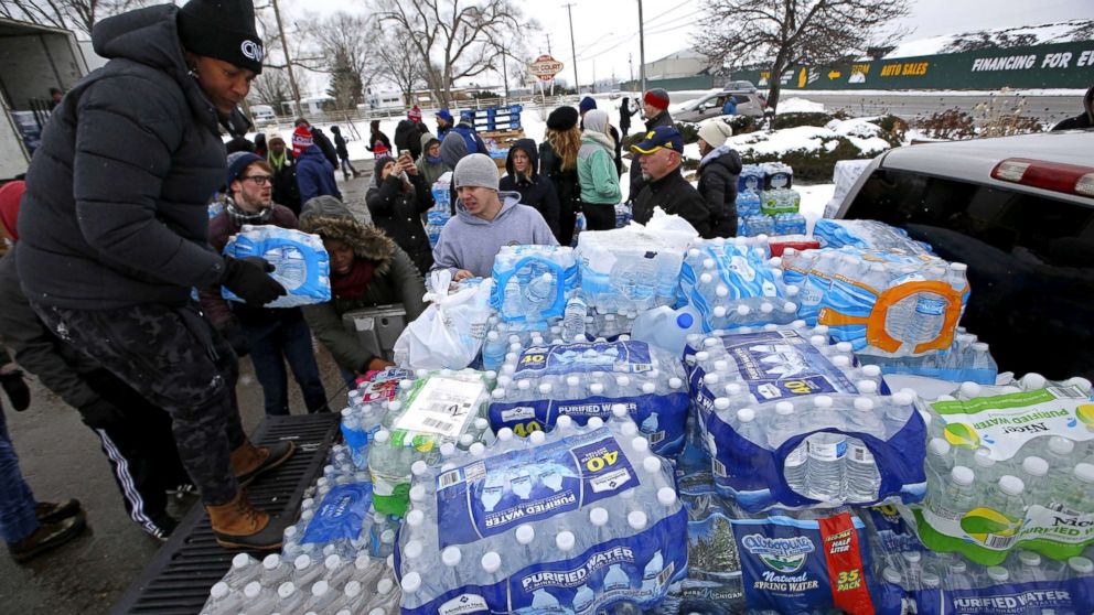 PHOTO: Volunteers distribute bottled water to help combat the effects of the crisis when the city's drinking water became contaminated with dangerously high levels of lead in Flint, Michigan, March 5, 2016.   