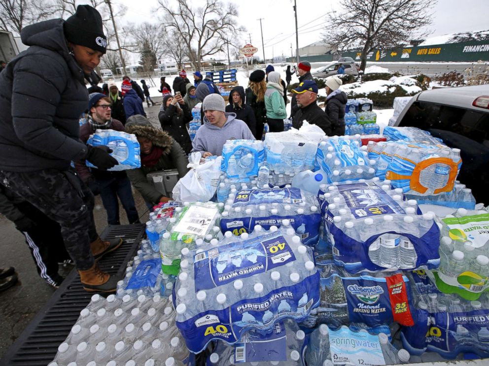 PHOTO: Volunteers distribute bottled water to help combat the effects of the crisis when the citys drinking water became contaminated with dangerously high levels of lead in Flint, Michigan, March 5, 2016.