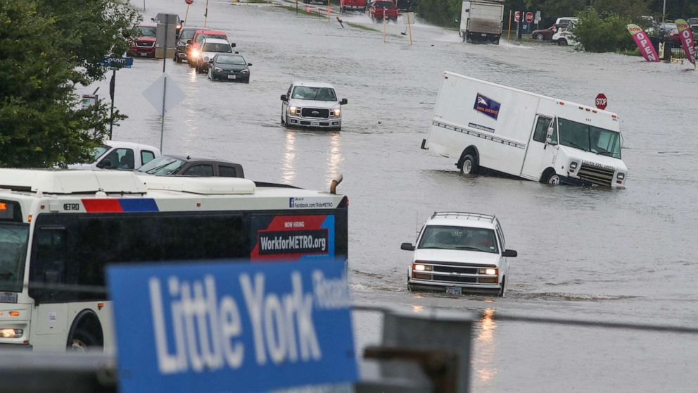 Death toll rises to 5 as flooding paralyzes Houston area