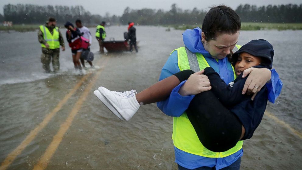 At least 5 dead, including mom and infant, as Florence pounds Carolina coast pic