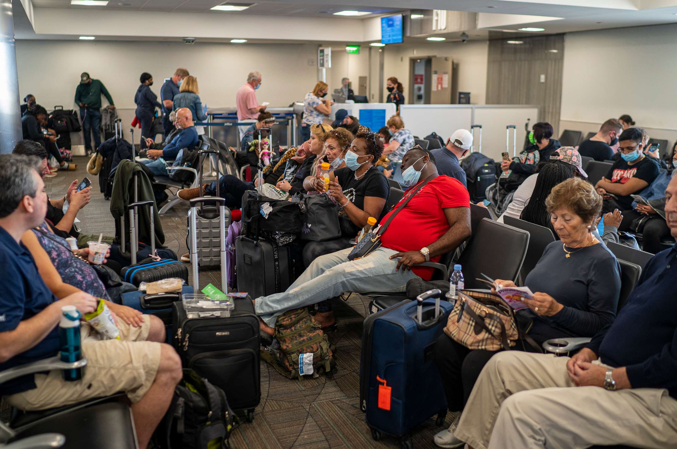 PHOTO: JetBlue Airways passengers in a crowded terminal April 7, 2022 in the Fort Lauderdale-Hollywood International Airport in Fort Lauderdale, Fla.