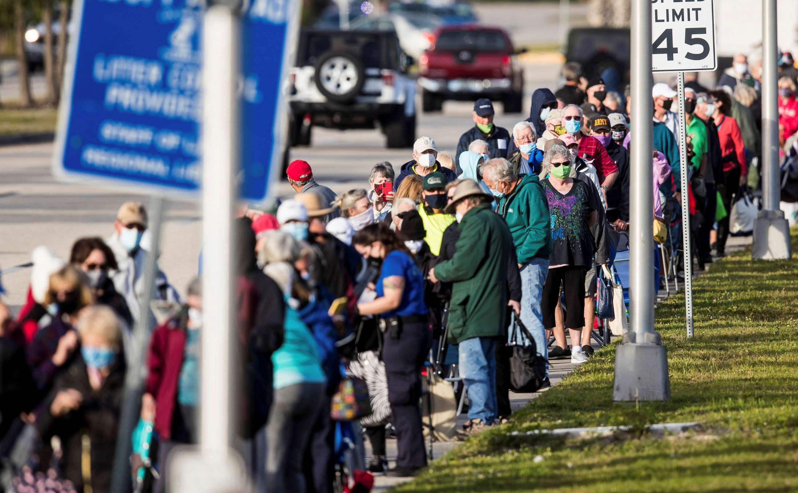 PHOTO: HHundreds wait in line at Lakes Park Regional Library to receive a COVID-19 vaccine in Fort Myers, Fla., Dec. 30, 2020.