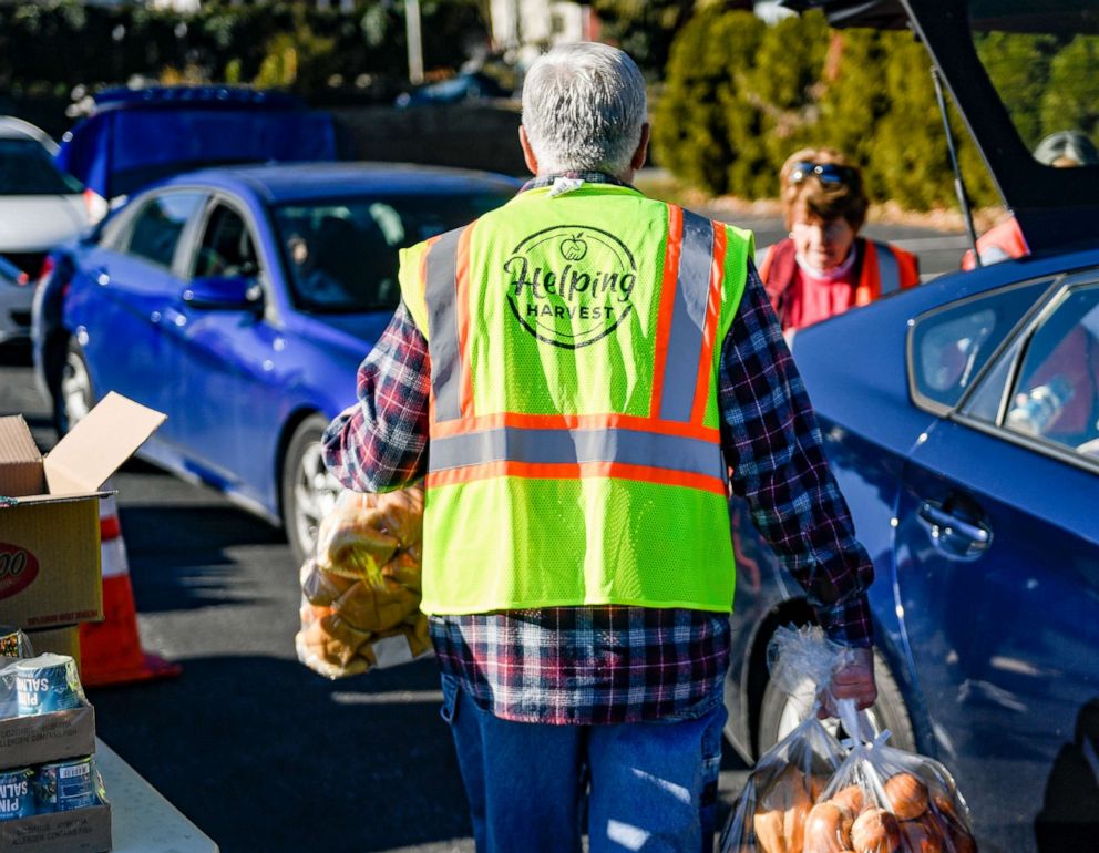 PHOTO: Volunteers hand out food during a Helping Harvest Mobile Market food distribution held in a parking lot in Mohnton, Pa., Dec 13, 2021.