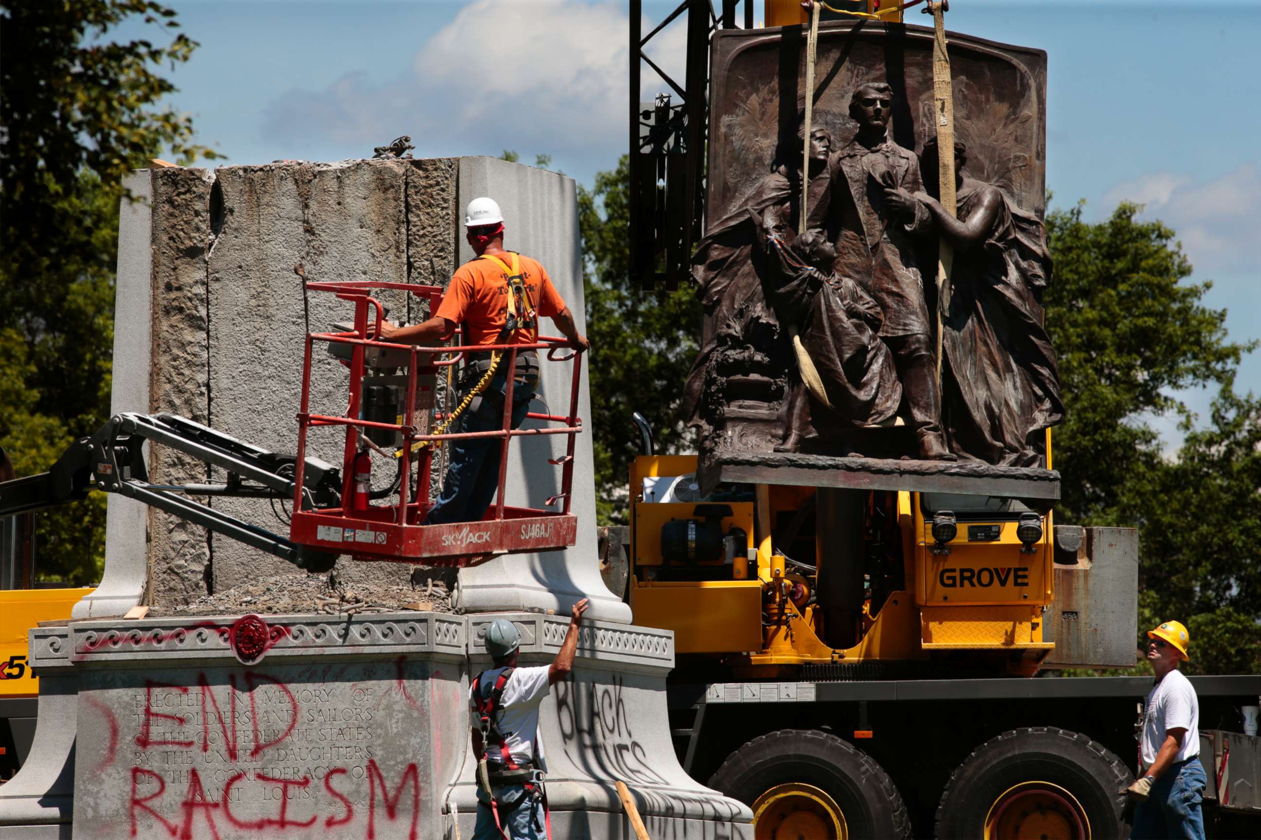 PHOTO: Workers dismantle a Confederate monument in Forest Park on June 26, 2017, in St. Louis.