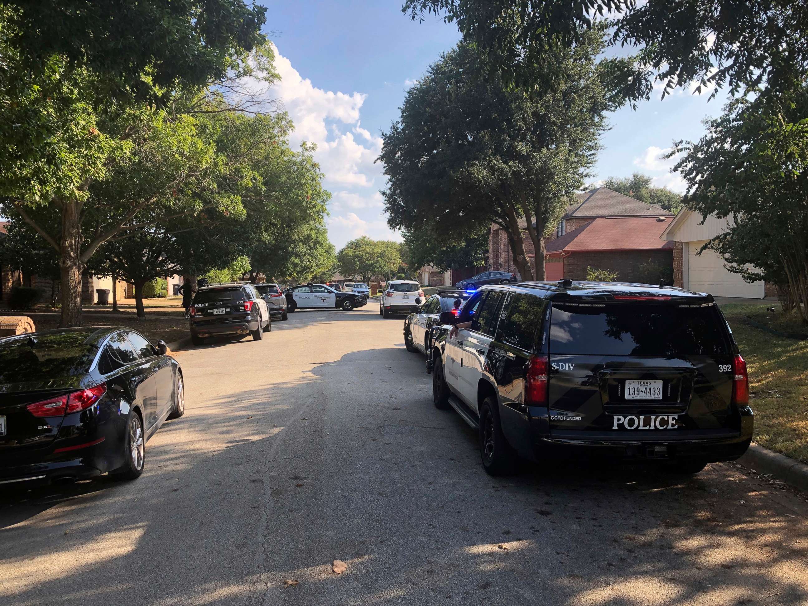PHOTO: Fort Worth police respond to a shooting in Fort Worth, Texas,Sept. 15, 2018, where a 4-year-old was shot and killed.