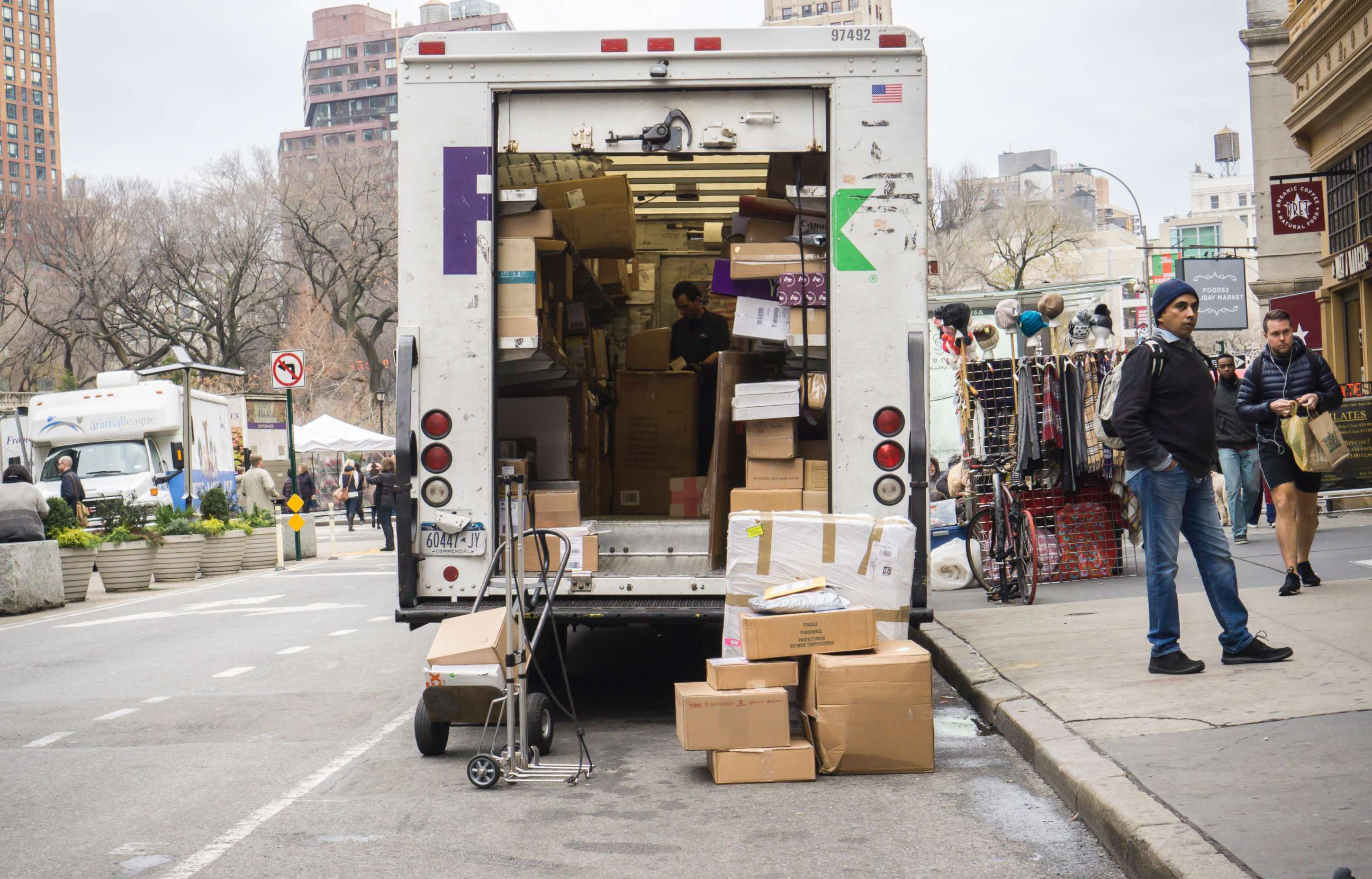 PHOTO: Packages awaiting delivery next to a FedEx truck in New York on Friday, Dec. 18, 2015. 