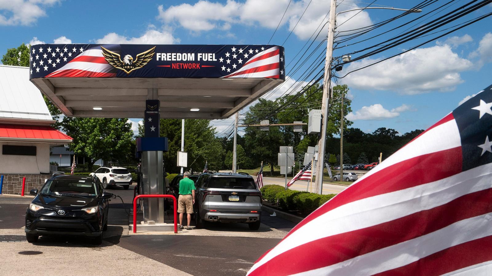 abcnews.com - Peter Charalambous - Trump-promoted discount gas stations fuel a mystery and questions