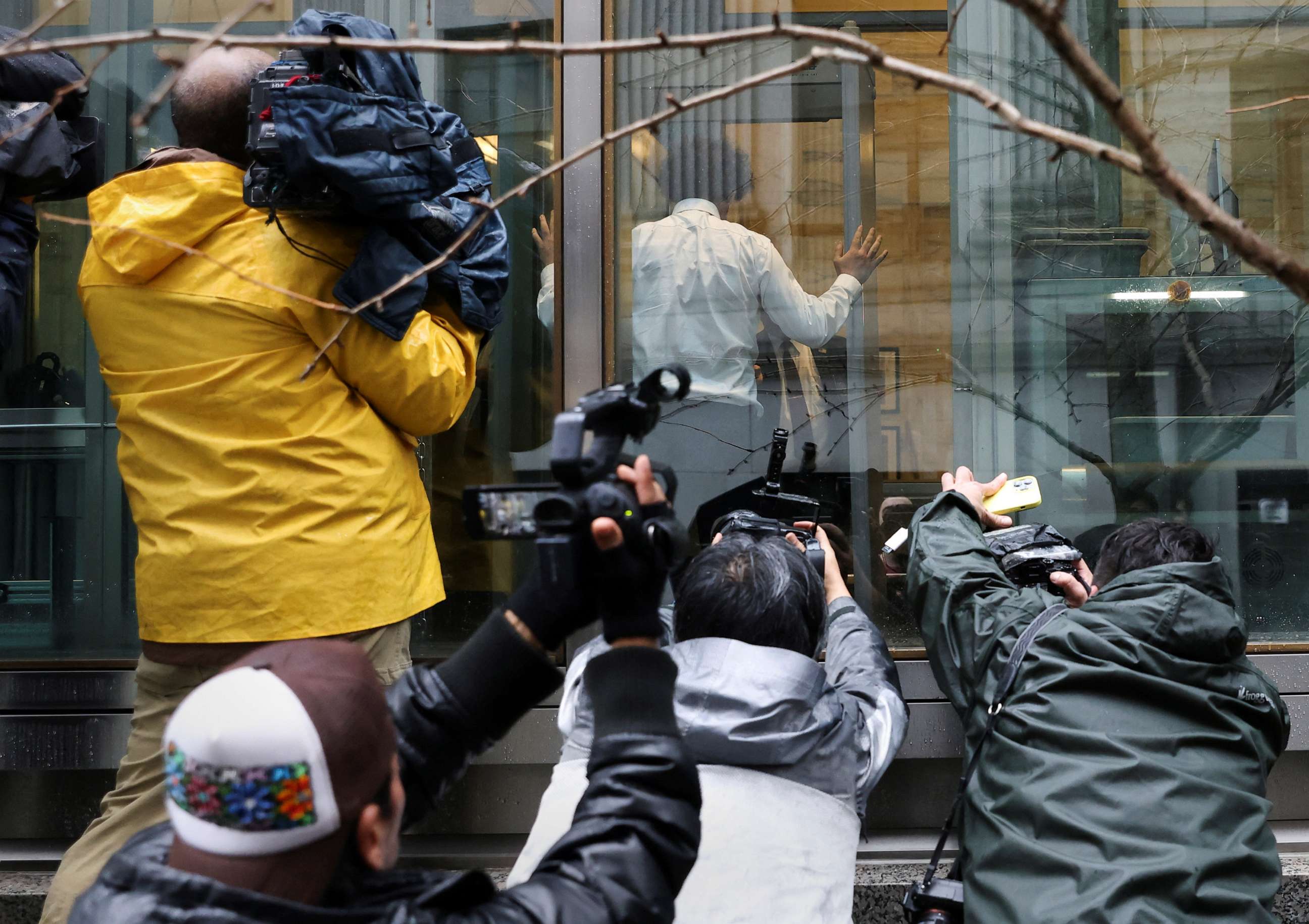 PHOTO: Former FTX Chief Executive Sam Bankman-Fried passes through security on the day of a hearing at Manhattan federal court in New York City, Jan. 3, 2023.