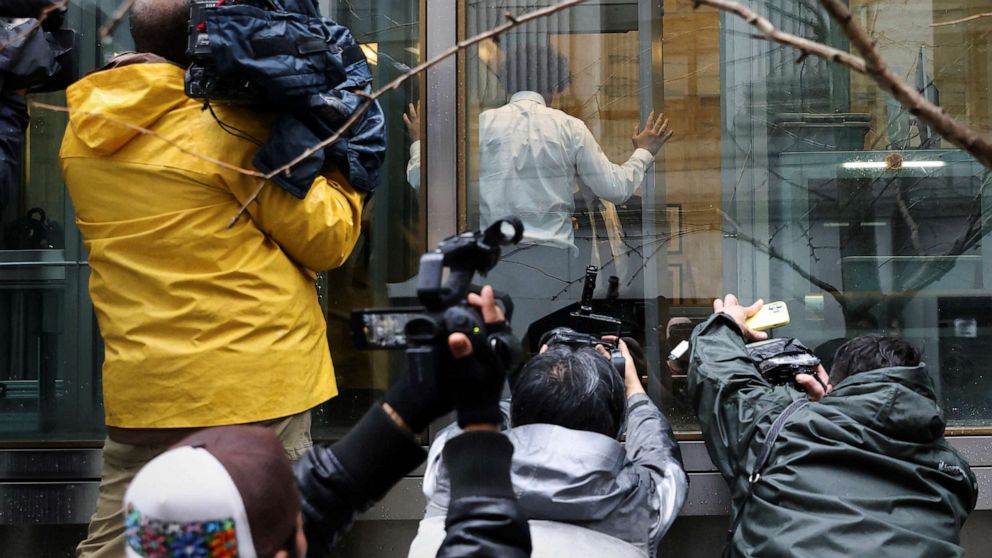 PHOTO: Former FTX Chief Executive Sam Bankman-Fried passes through security on the day of a hearing at Manhattan federal court in New York City, Jan. 3, 2023.