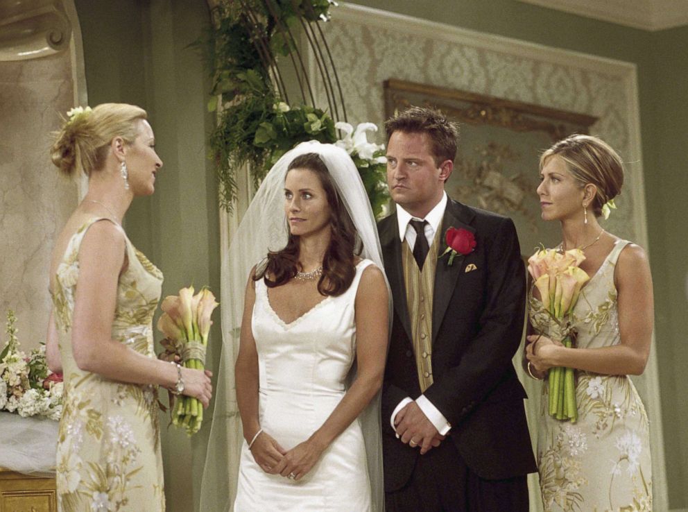 PHOTO: Lisa Kudrow as Phoebe Buffay, Courteney Cox as Monica Geller-Bing, Matthew Perry as Chandler Bing, Jennifer Aniston as Rachel Green ON "Friends."