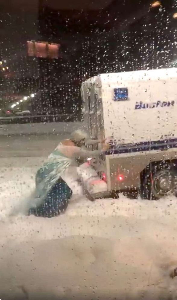 Frozens Queen Elsa Braves The Snow Again To Help Boston Police Abc News