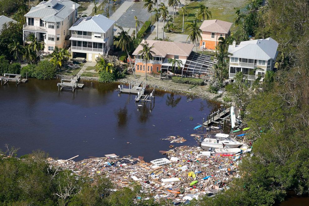 PHOTO : Cette photo aérienne montre des maisons endommagées et des débris après l'ouragan Ian le 29 septembre 2022 à Fort Myers, en Floride. 