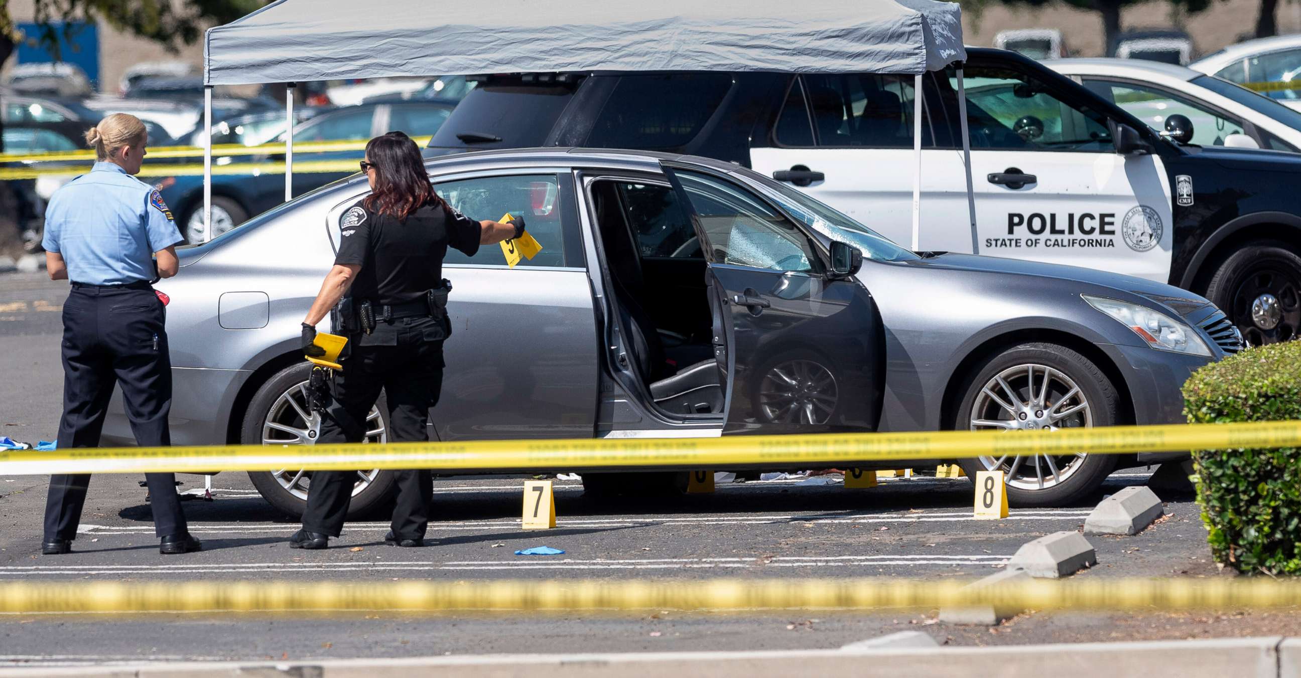 PHOTO: Police investigate a car where a retired Cal State Fullerton administrator was stabbed to death, Aug. 19, 2019 in Fullerton, Calif.