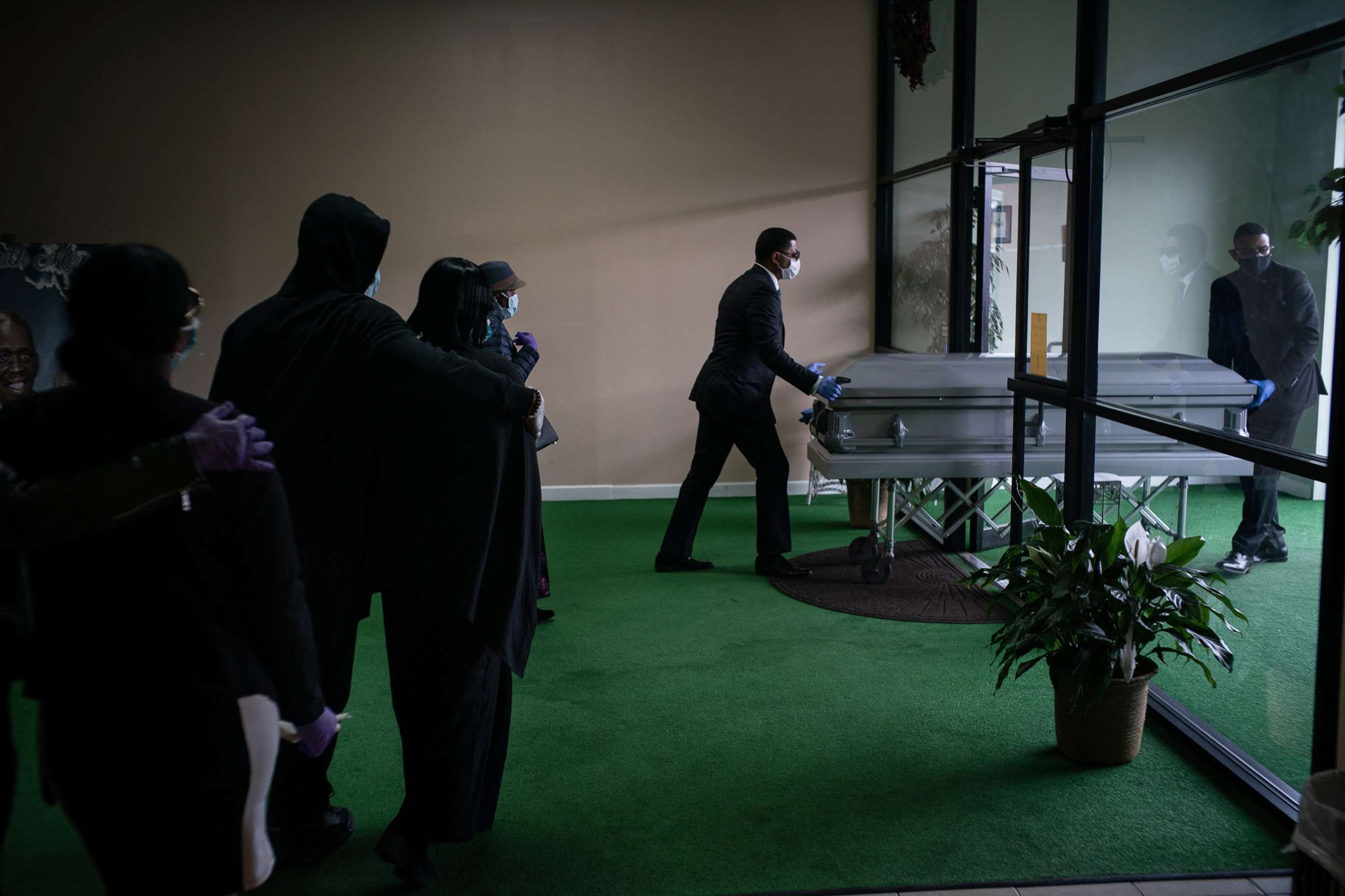 PHOTO: A funeral takes place in Elizabeth, N.J., March 27, 2020.