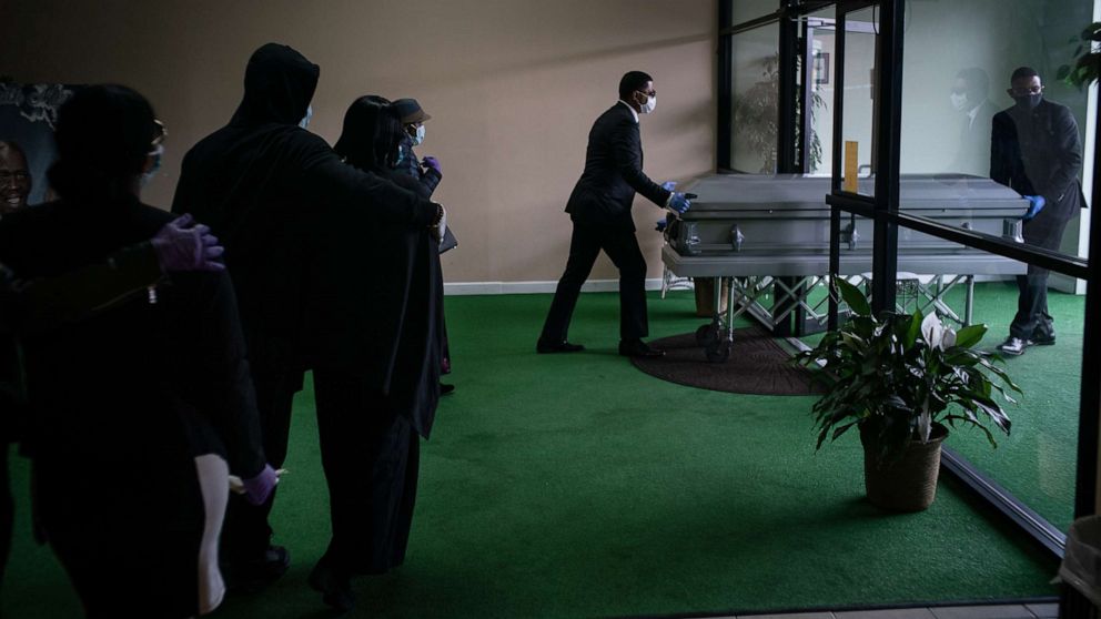 PHOTO: A funeral takes place in Elizabeth, N.J., March 27, 2020.