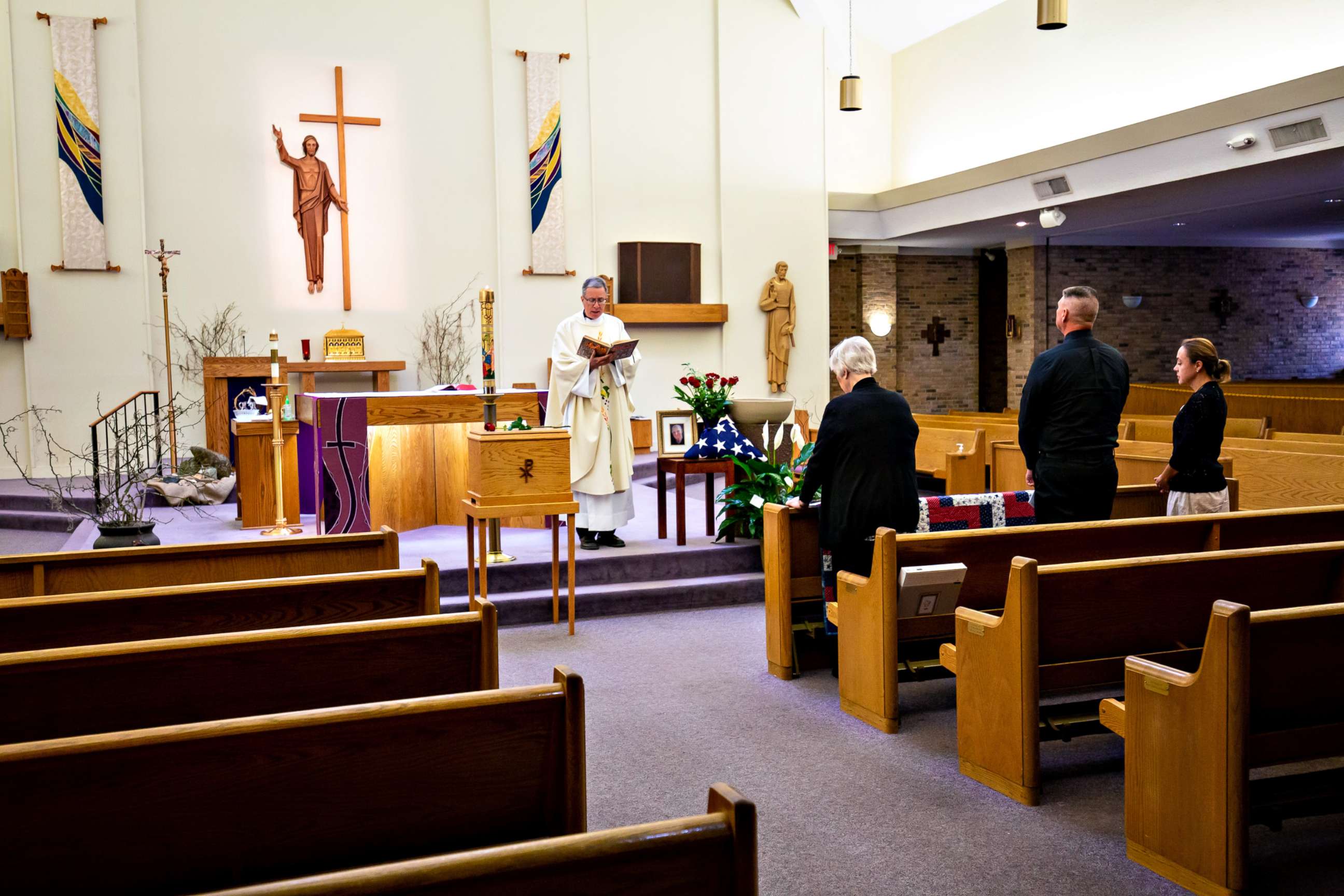 PHOTO: Father Sandy McDonald presides over the funeral of Ralph Ray, 73, at St. John Neumann Catholic Church in Columbia, SC., March 27, 2020.