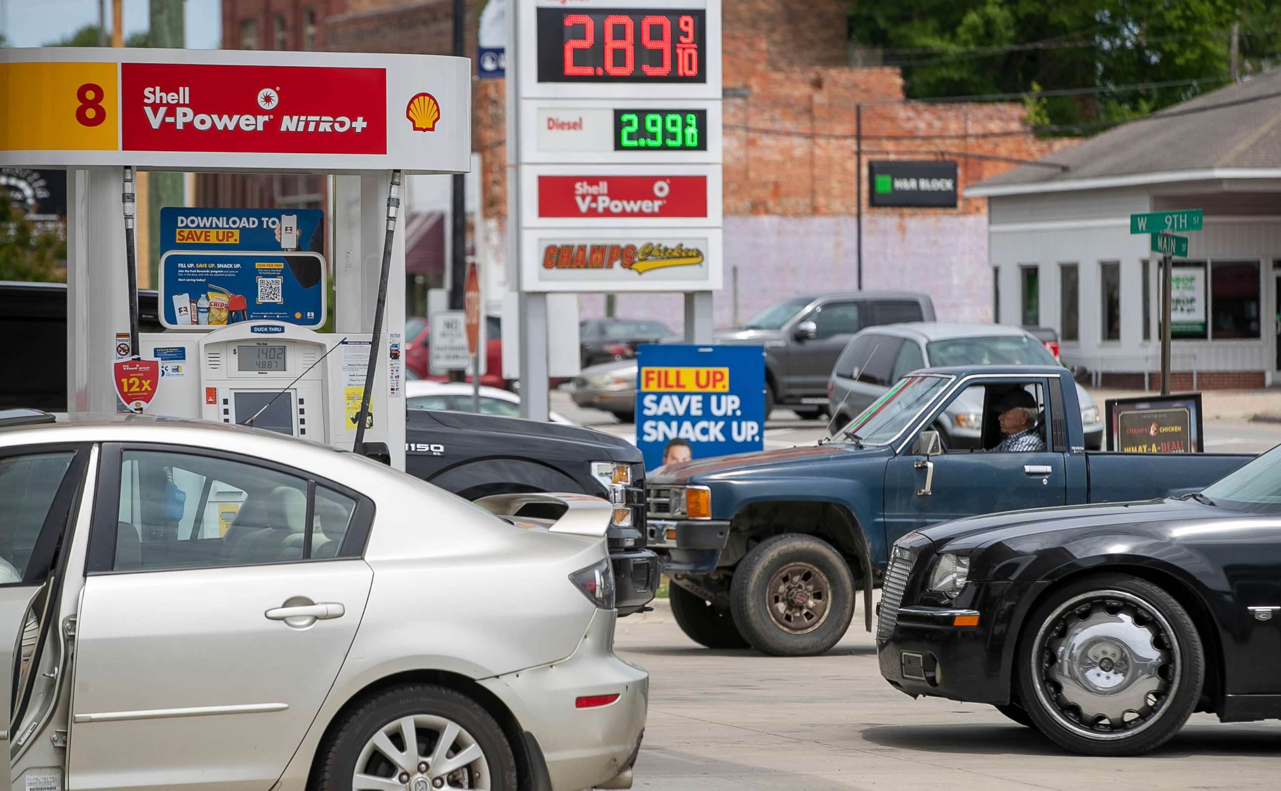 PHOTO: Customers wait in line to purchase fuel at the Duck-Thru in Scotland Neck, N.C. on May 11, 2021.