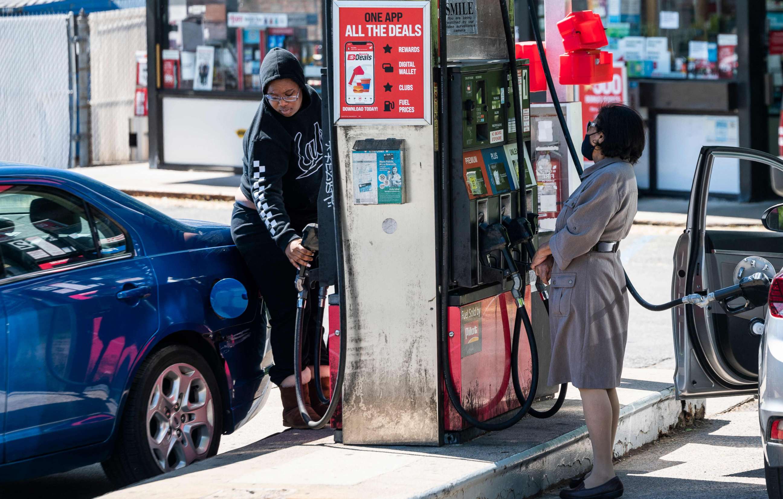 PHOTO: Motorists fill their cars at a gas station in Arlington, Va., May 13, 2021.