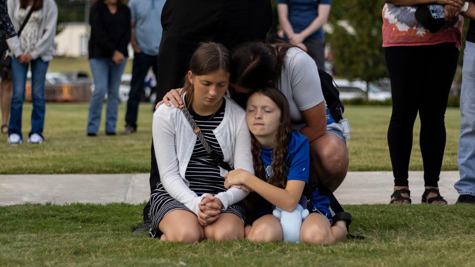 PHOTO: A mother and her children bow their heads in prayer at a vigil for the victims of the Apalachee High School shooting at Jug Tavern Park in Winder, Ga., on Sept. 4, 2024.