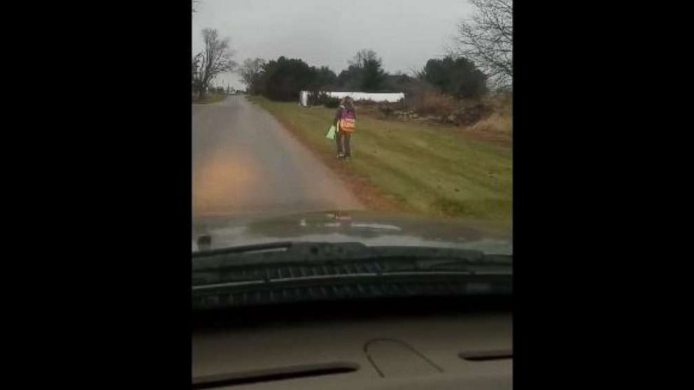 Dad forces daughter to walk to school after she was suspended for bullying - ABC News