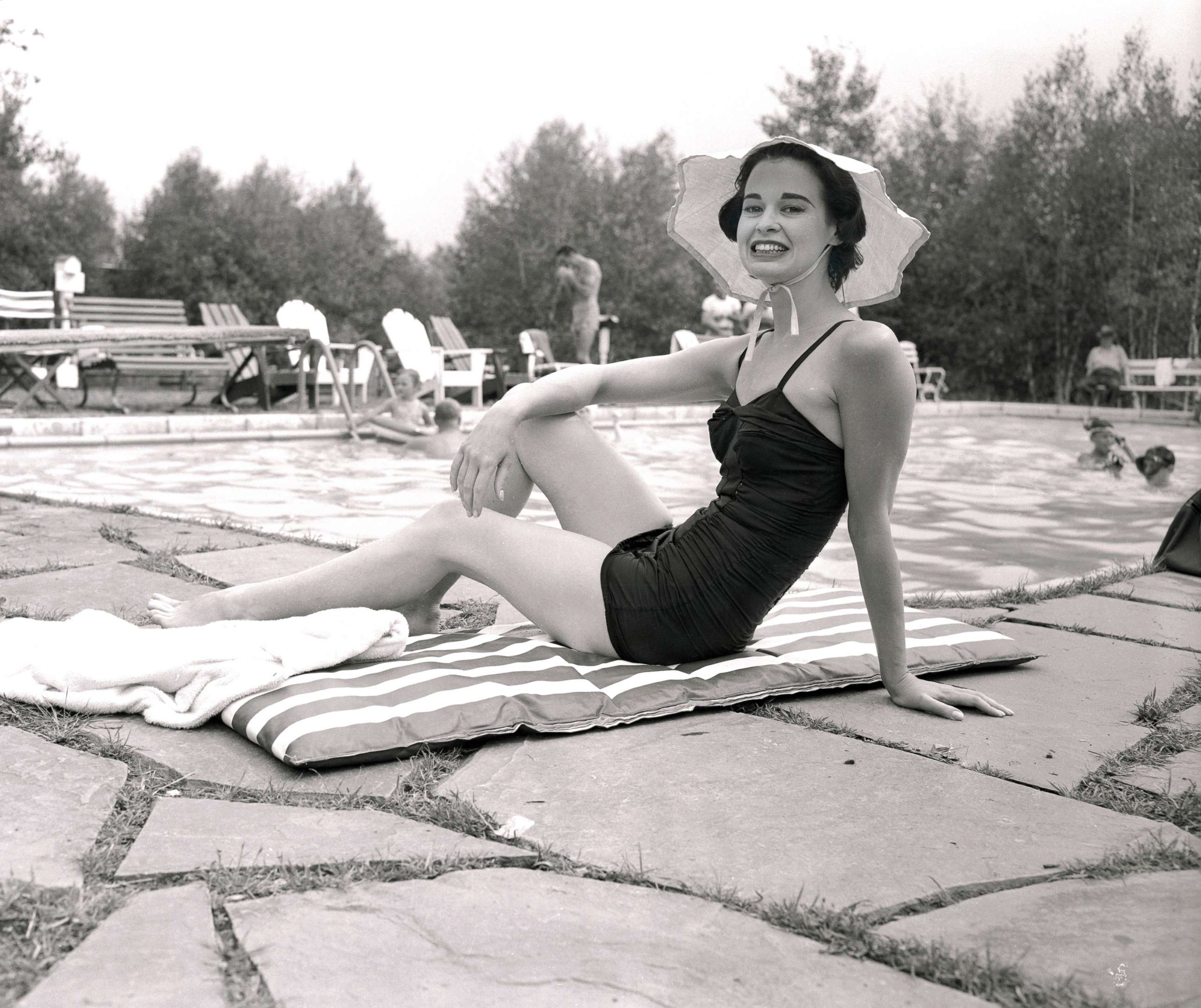 PHOTO:Gloria Vanderbilt Stokowski, who scored a success in her first stage appearance last week at the Pocono Playhouse, is shown during her hours of relaxation at her cottage, 
Aug. 23, 1954. 
